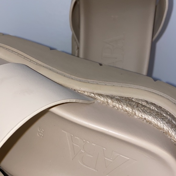 𝗡𝗪𝗧 𝗭𝗮𝗿𝗮 • Rubberized Low Heel Sandals - Picture 10 of 11